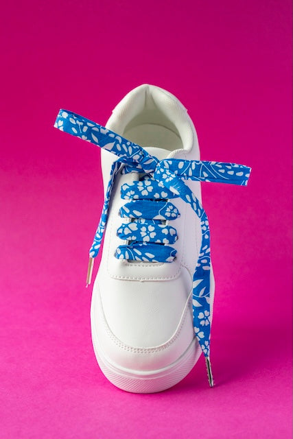 Lacets fleuris bleus en coton de seconde main fabriqué par Pop Lacets.