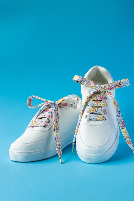 Lacets en tissu motif printanier coloré pour personnaliser ses chaussures.