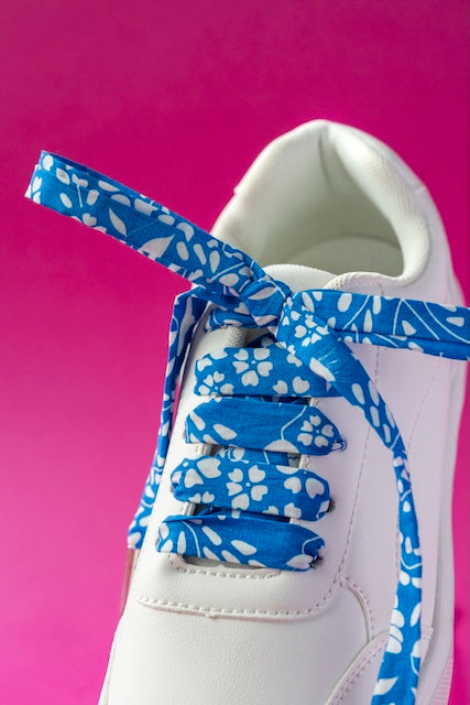 Détail du lacets coton fleuri bleu fait à la main par Pop Lacets.
