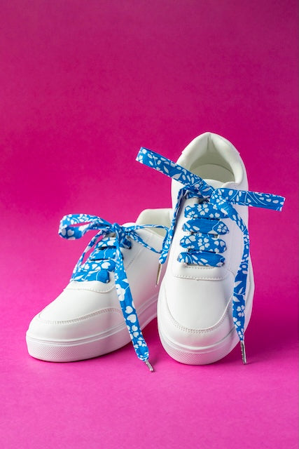 Lacets fleuris bleus fait main à Lyon pour pipmer baskets et sneakers.