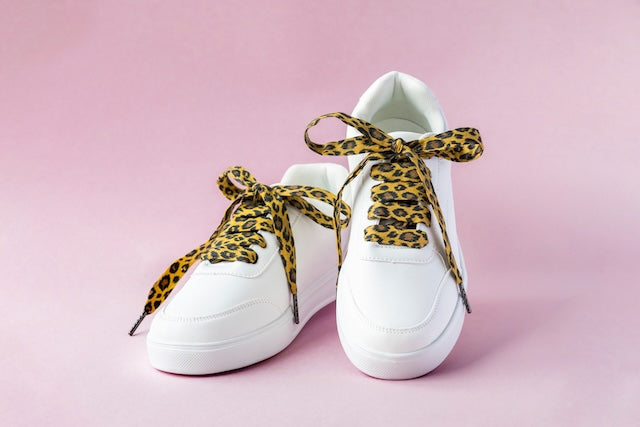 Lacets en tissu motif léopard pour pimper baskets et chaussures avec caractères.