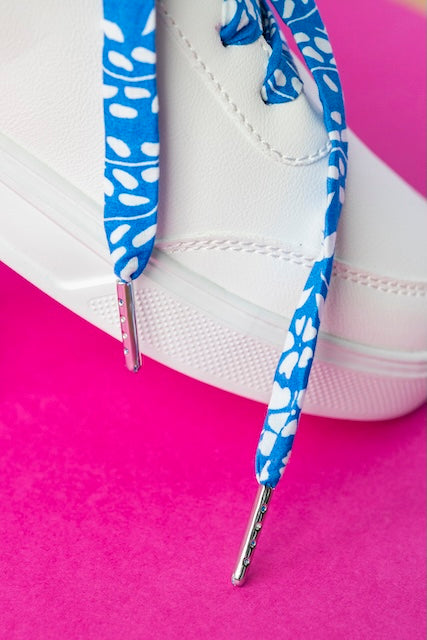 Détail du motif bleu sur lacet en tissu issus de l'upcycling.