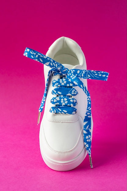 Lacets fleuris bleus en coton de seconde main fabriqué par Pop Lacets.