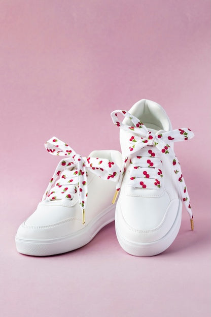 Lacets en tissu colorés à motif cerises pour personnaliser ses chaussures au quotidien.
