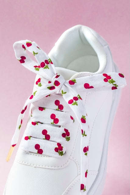 Détail de lacets en tissu à cerises, création originale issus de tissus de seconde main.