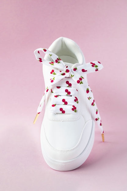 Lacets en tissu coton à cerises , fait main à Lyon par Pop Lacets.