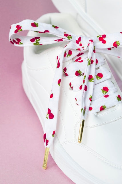 Détail de lacets tissu motif cerises pour pimper ses baskets , fabrication artisanale française par Pop Lacets.