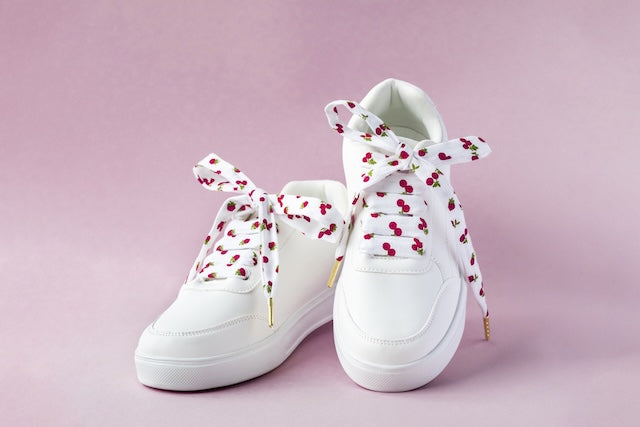 Lacets en tissu motif cerises, accessoires originaux pour personnaliser baskets et sneakers.