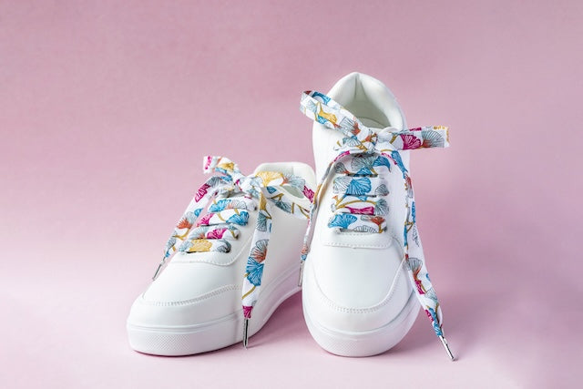 Lacets en tissu motif feuille de ginkgo pour personnaliser ses chaussures avec inspiration végétale.