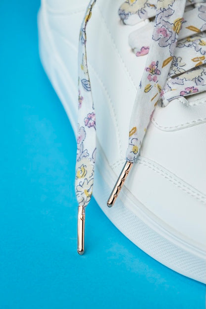 Détail du motif fleur stylisée qur lacets en tissu upcyclé.