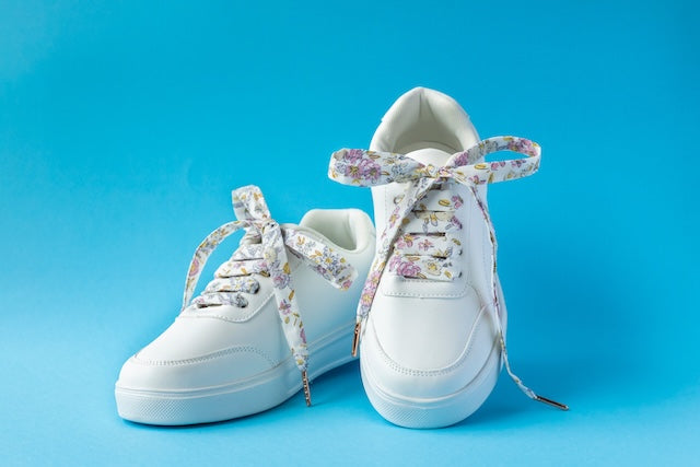Lacets en tissu à fleurs stylisées pour personnaliser ses chaussures avec originalité.