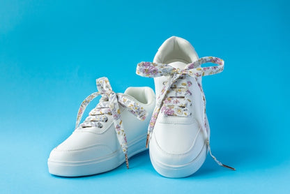 Lacets en tissu à fleurs stylisées pour personnaliser ses chaussures avec originalité.
