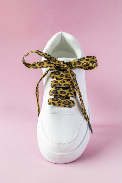 Lacets fait main en tissu léopard pour personnaliser ses baskets. 
