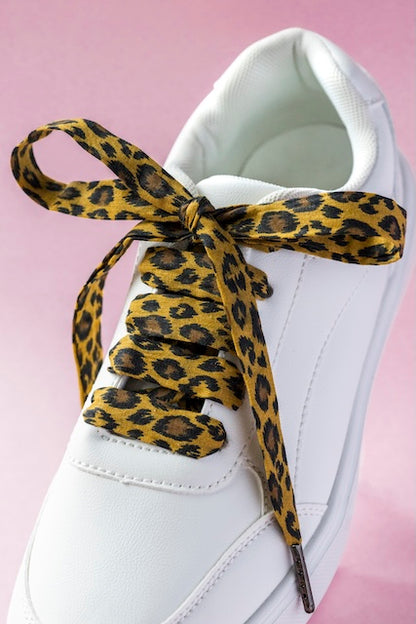 Détail des lacets en tissu léopard, accessoire mode issu de la seconde main.