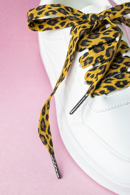 Détail des lacets en tissu léopard, fabriqué en France avec tissu de seconde main.