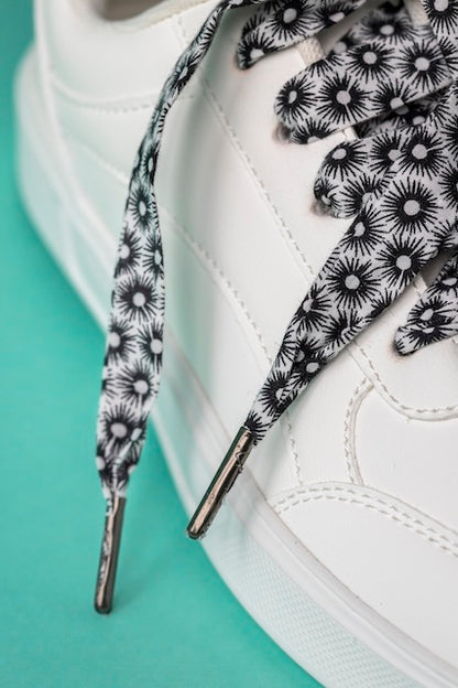 Détail du tissu motif méduses utilisés pour les lacets Pop lacets fabriqués à Lyon à la main.