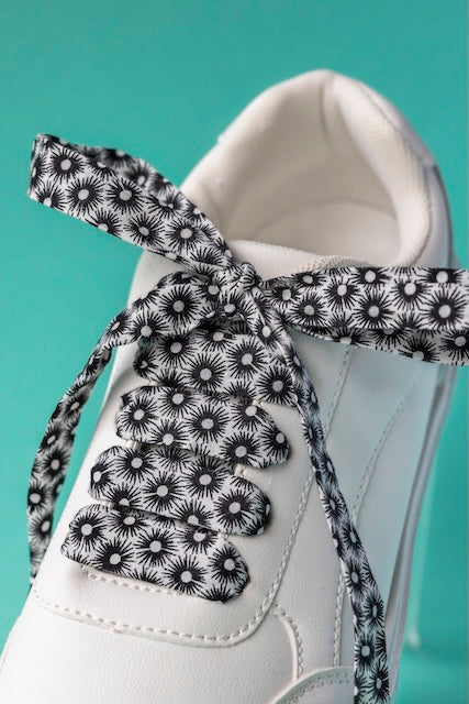 Détail du motif méduses sur lacets en tissus issus de l'upcycling.