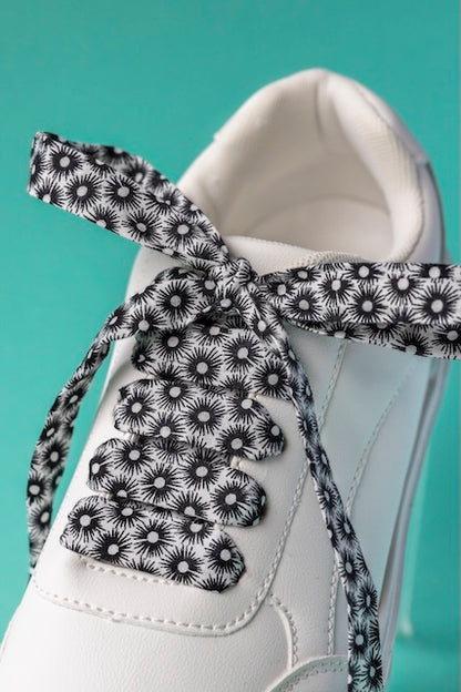 Détail du motif méduses sur lacets en tissus issus de l'upcycling.