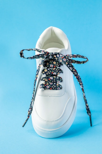 Lacets en coton noir motif fleurs rouge fabriqués en France par Pop lacets