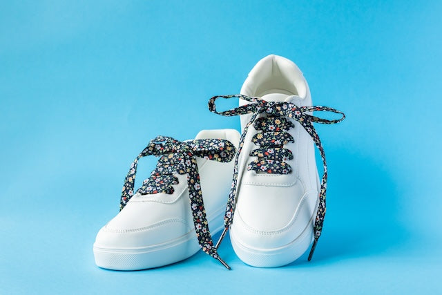 Lacets en tissu noir fleuri rouge pour personnaliser ses chaussures.