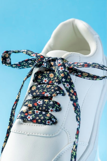 Détails du motif fleurs noir et rouge pour lacets uniques par Pop Lacets.