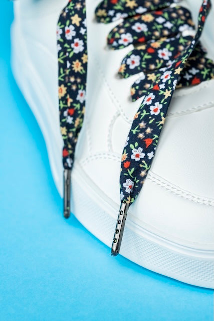 Détail du tissu noir issu de la seconde main pour lacets pour sneakers et baskets.