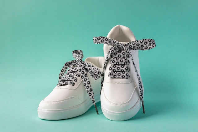 Lacets en tissu à motif méduses noir pour personnaliser ses chaussures avec originalité.