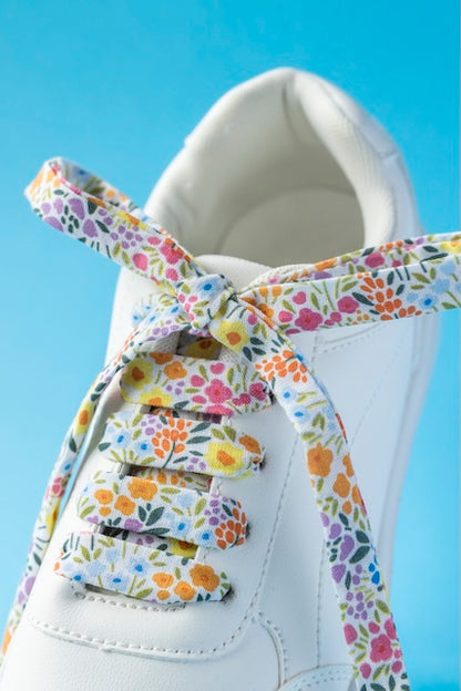 Détail des lacets printaniers en tissu de seconde main faits à Lyon par Pop Lacets.