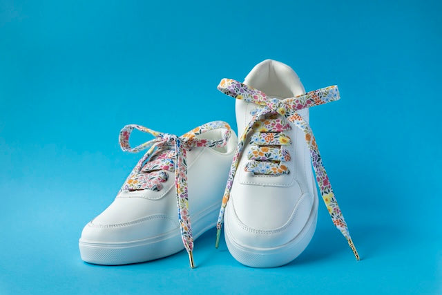 Lacets en tissu à motif printanier pour pimper ses chaussures avec fraîcheur et couleur.