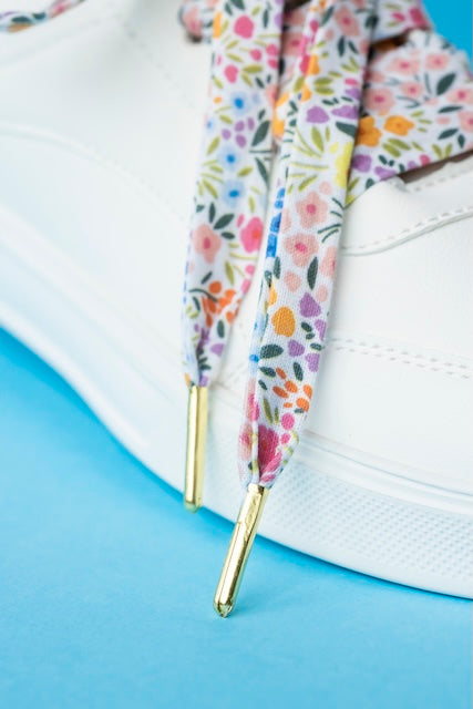 Détail lacets en coton motif printanier faits main à Lyon pour pimper ses baskets et sneakers.