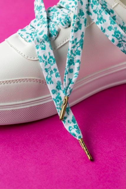 Détail des lacets en tissu verts à fleurs, création artisanale responsable de Pop Lacets.