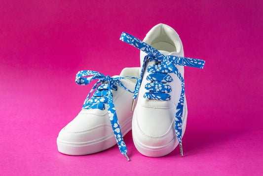 Lacets en tissu fleuri bleu pour apporter une touche douce et colorée aux chaussures. 