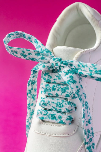 Détail lacets en tissu fleuris vert fait main en France par Pop Lacets.